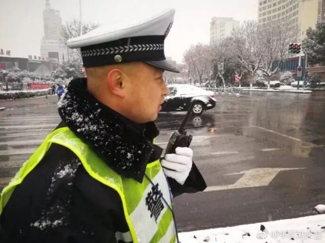 哈尔滨街头惊现雪王方阵！