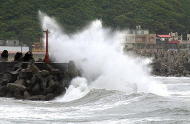 秘鲁北部遭巨浪袭击，超百处海滩关闭