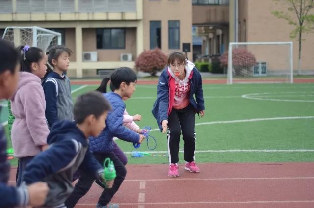 小学女生在教室呕吐 老师叫家长清理