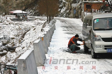 司机雪天误入重庆山路热心大哥解围