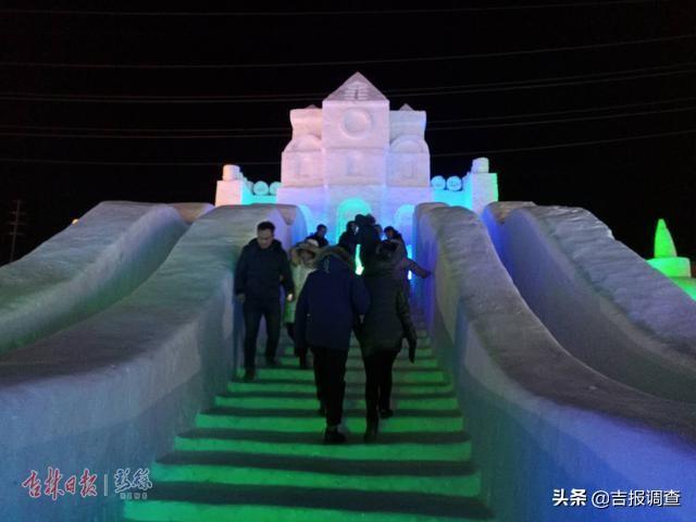 冰雪世界游客排队如贪吃蛇盛景