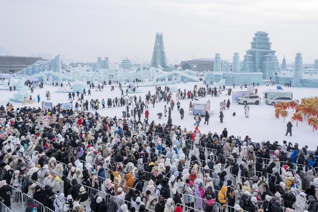 哈尔滨冰雪大世界排队游客喊退票