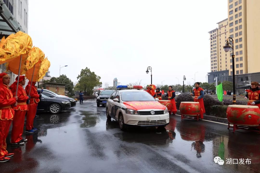 刘强东给乡亲发钱 运钞车到场