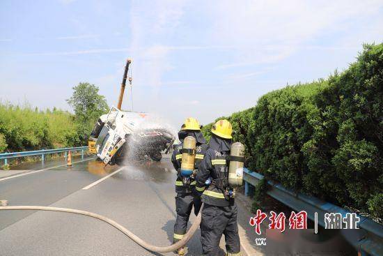 日落大道成废墟 消防员太平洋汲水