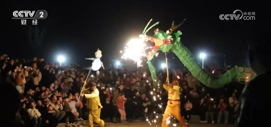 济南大明湖超大花灯“夏雨荷”火了